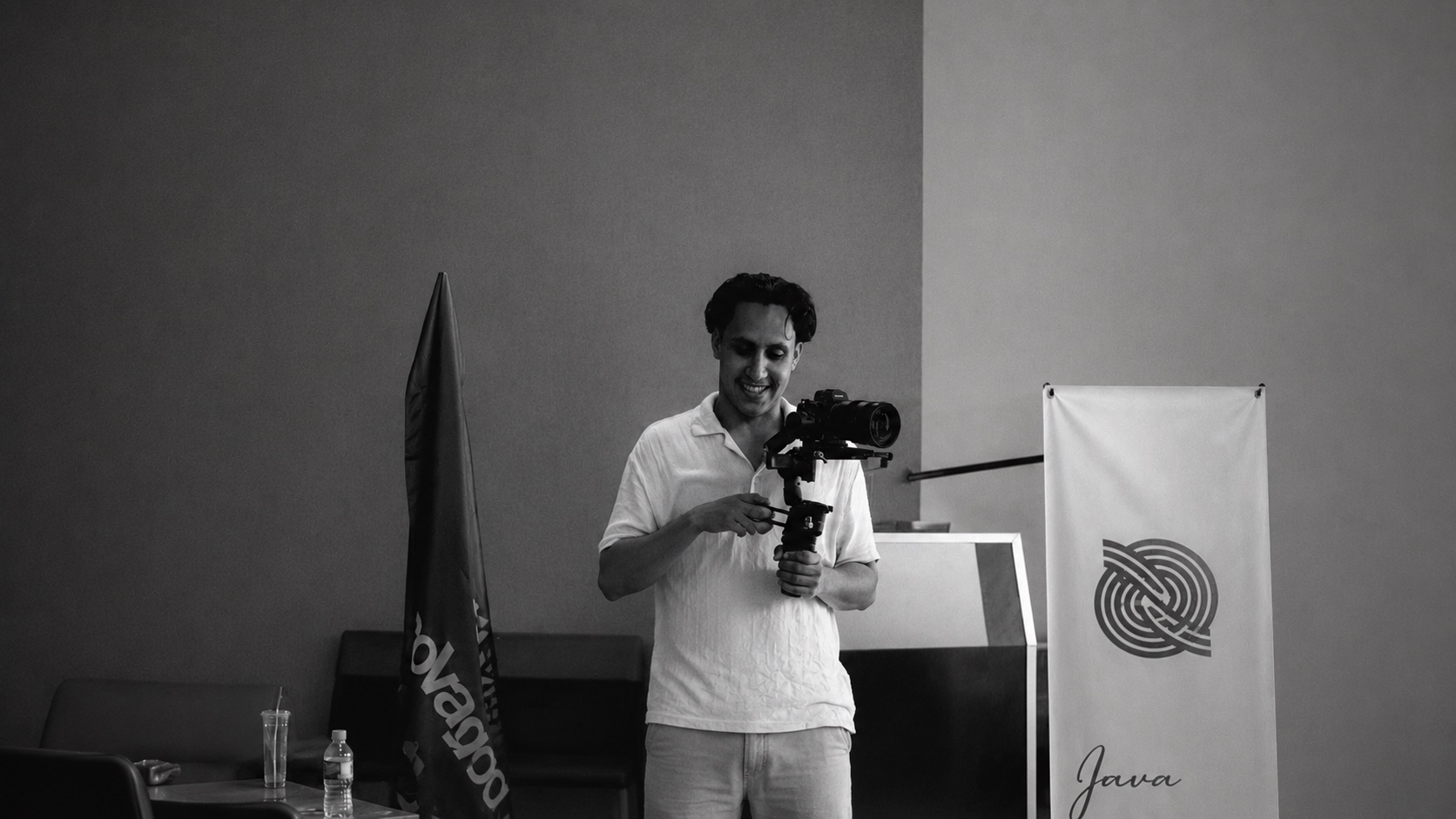 Anwar Fawzi, fondateur d'Armatte, avec sa caméra